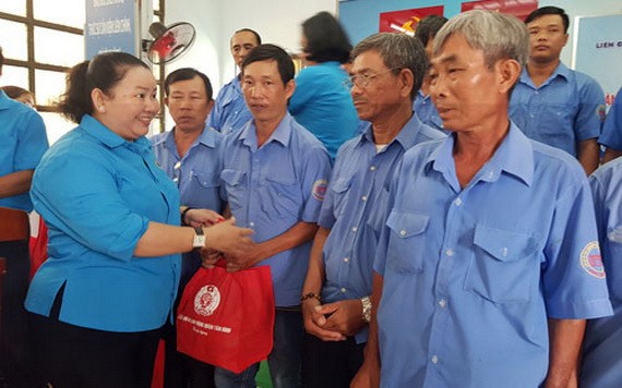 市勞動聯團副主席黎氏金翠向新平市場包裝業團會員贈送禮物。（圖源：銀河）