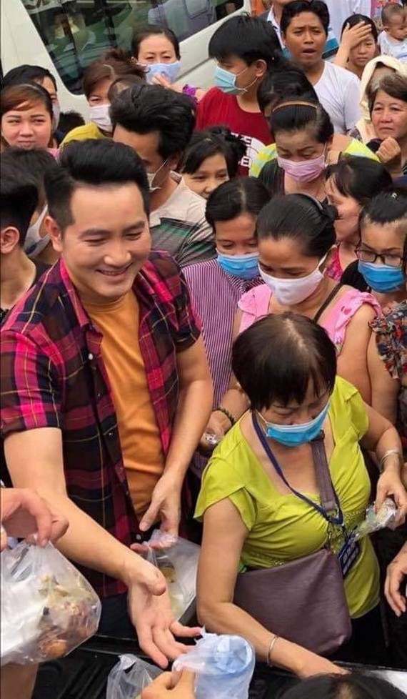 華人商販應氏蓮與阮飛雄歌星派發雞飯給貧困者。