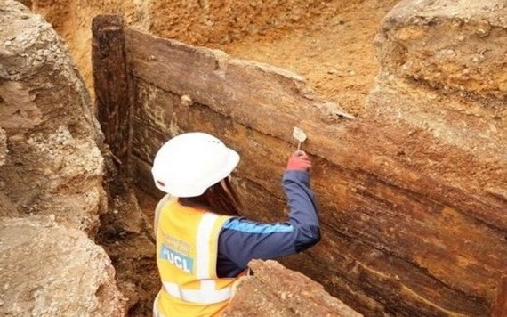 長方形木結構相信是劇院舞台。（圖源：互聯網）