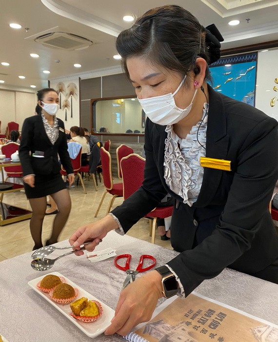 愛華2酒樓人員向食客推介“金叵羅”。