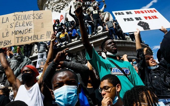 法國多個城市13日舉行反對種族歧視遊行示威活動，抗議在法國和美國發生的針對非洲裔群體的種族歧視行為。（圖源：互聯網）