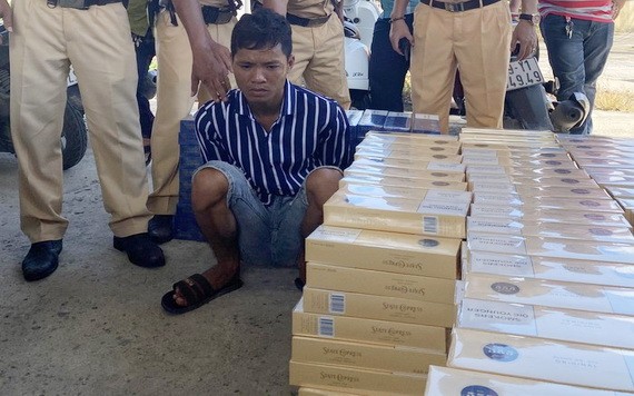 安霜交警隊現場人贓並獲名煌走私香煙、疑似藏毒。（圖源：志石）