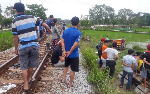 好奇民眾在事故現場附近圍觀。（圖源：L.T）