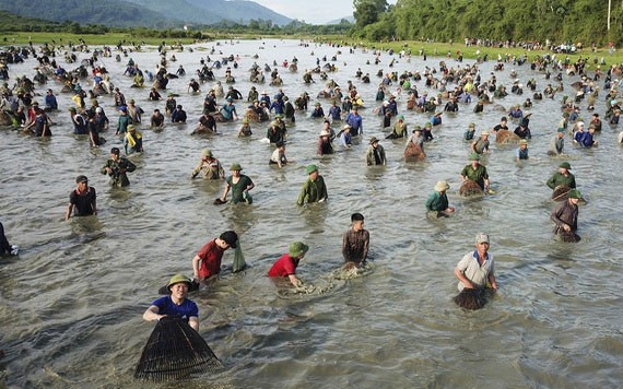 同花捕魚盛會吸引上千民眾前來參加，現場十分熱鬧。（圖源：Zing）