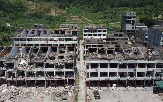 周邊部分民房及廠房的房頂在爆炸中炸毀。（圖源：互聯網）