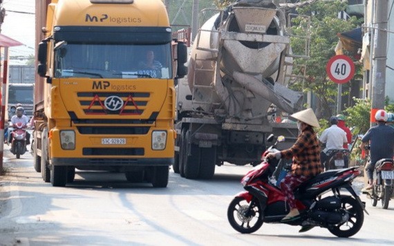 第九郡阮維貞街因路面窄小和集裝箱絡繹不絕，導致經常發生交通事故。