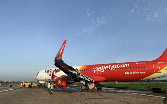 越捷航空公司偏出跑道的飛機被拖回停機坪。（圖源：芳黎）