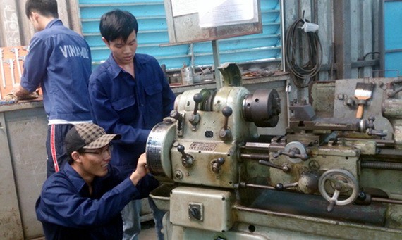 芹苴大學的大學生在研究技術。（圖源：丹芳）