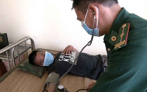 海上遇險的漁民杜文福獲救後送上岸救治。（圖源：友靈）