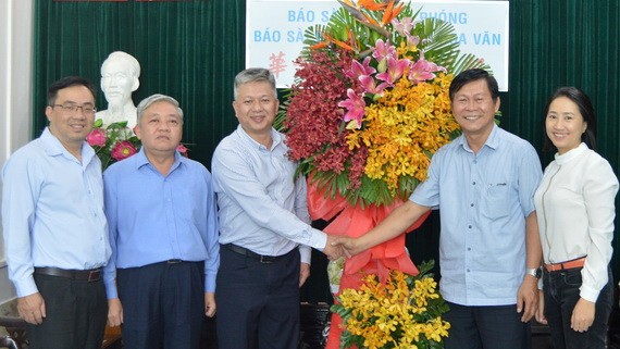 市民族處祝賀本報幹部、職工節日快樂。