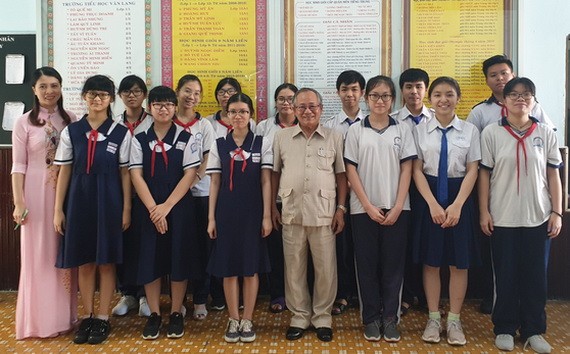 文朗學校主席祝賀13名考取市級優秀生。