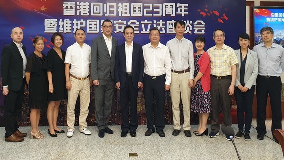 吳駿總領事（左六）與各代表合影。