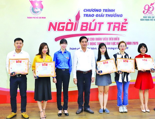 24 名模範“年輕筆鋒”獲表彰 ảnh 1
