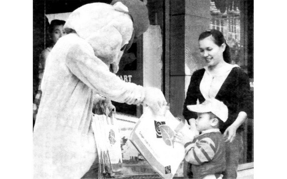 大學生扮卡通人物在各所超市派發禮物。