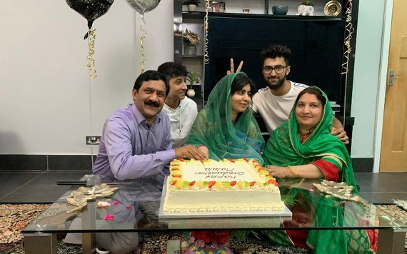 馬拉拉（中）父母與家人為她慶祝。