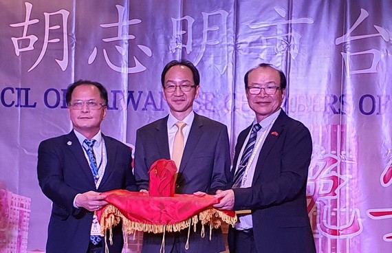 在鍾文正處長見證下，鄭文忠會長 將印章移交新任會長袁濟凡(右)。