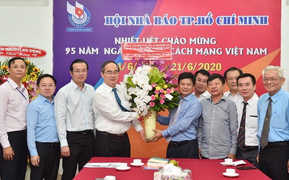 市委書記阮善仁祝賀市新聞工作者協會。（圖源：越勇）
