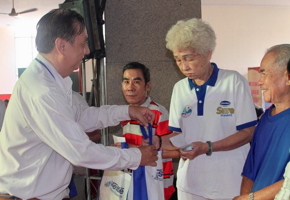 該郡高齡人會主任朱杞文向長者贈送禮物。