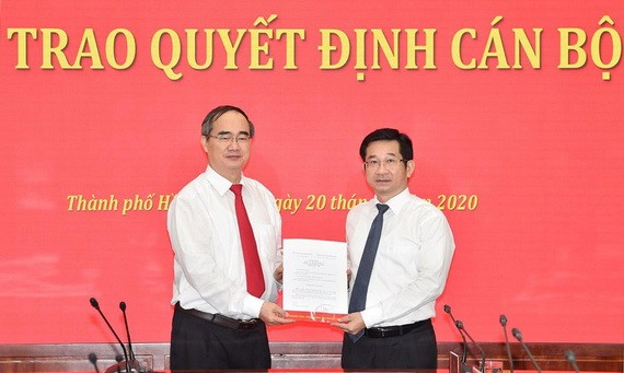 市委書記阮善仁（左）向楊玉海同志頒授黨中央書記處批准出任2015-2020年任期市委常務處委員職務的《決定》。（圖源：越勇）