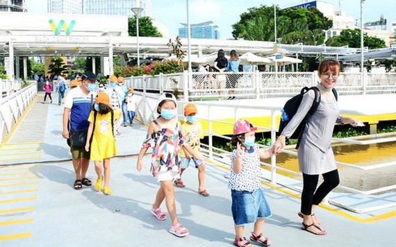 遊客於6月初參觀本市各景點。