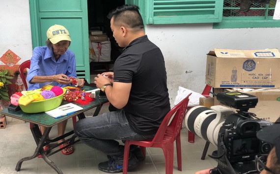 中國央視拍攝李蓮大娘守護華人傳統。