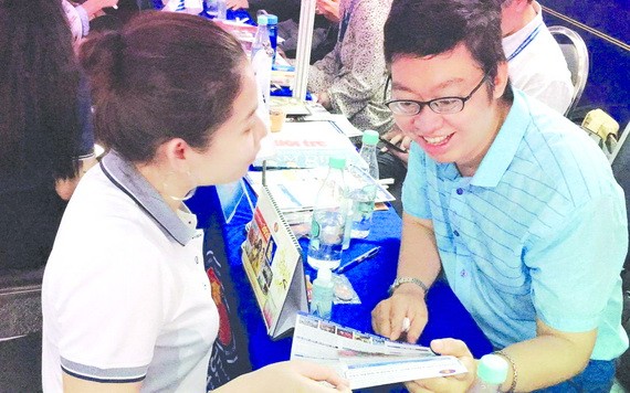 中國語文學系副主任張家權(右)向高中生介紹中文專業高質量學系。