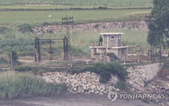 6月19日，從仁川市江華郡和平展望臺望去，朝軍在朝鮮黃海北道開豐郡海岸哨所執勤。（圖源：韓聯社）