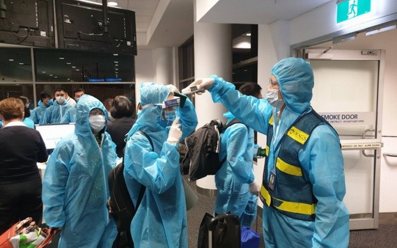 圖為6月1日從澳洲及新西蘭撤回的第一批我國同胞登機前接受體溫測量。（圖源：外交部）