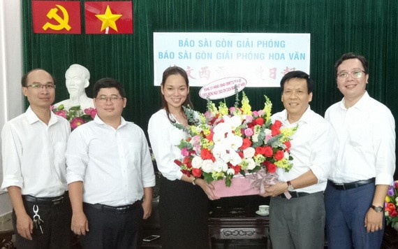 姜黎垂英主席向阮玉英(右二)主編贈送花籃。