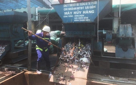 冒牌貨被放進銷毀機進行銷毀。