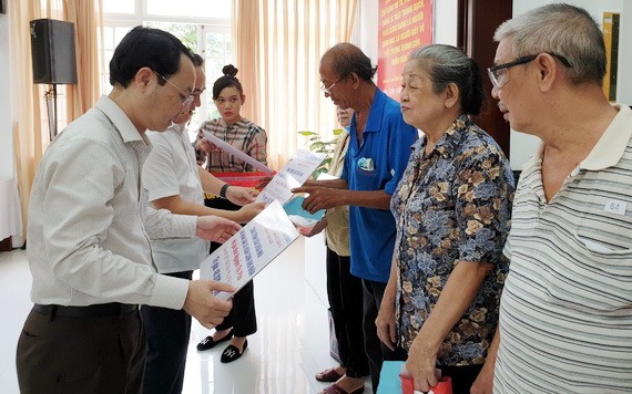 第五郡郡委書記阮文孝向貧困戶頒發住房重修經費。