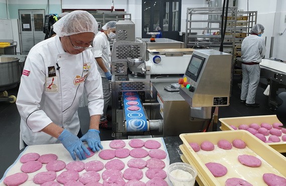 國際烘焙師高肇力在疫情期間首創火龍果麵包幫助了許多農民。