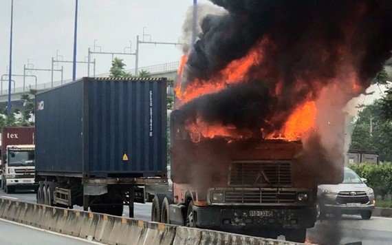 集裝箱車自燃現場，火勢十分猛烈。（圖源：淮南）
