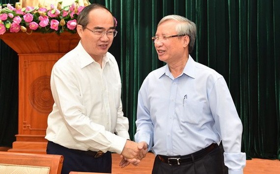 陳國旺同志（右）與阮善仁同志交換意見。（圖源：越勇）