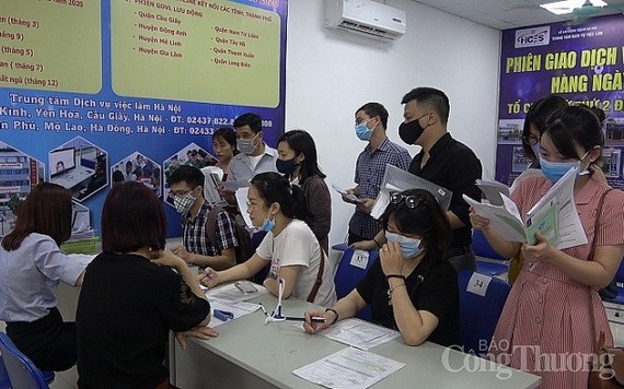 眾多年輕求職者前往河內輔業勞務中心尋求就業機會。（圖源：工商報）