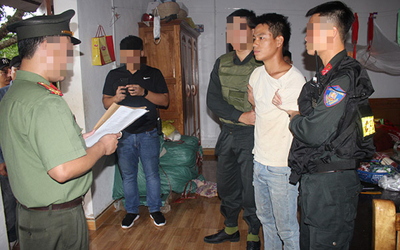 執法警員向涉案嫌犯鄭百思宣讀逮捕令。（圖源：警方提供）