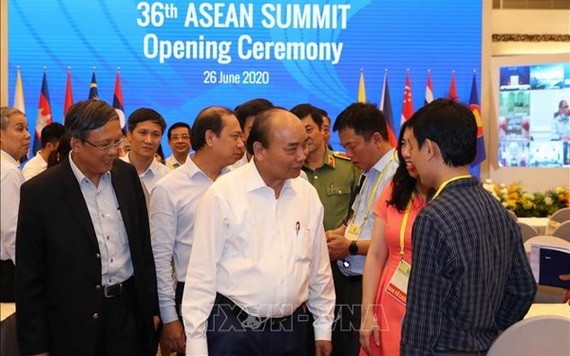 政府總理阮春福（前中）親往視察第三十六次東盟高級會議和各相關會議的籌備工作。（圖源：越通社）