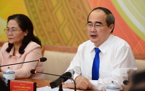 市委書記阮善仁（右）在會議上發表講話。（圖源：光定）