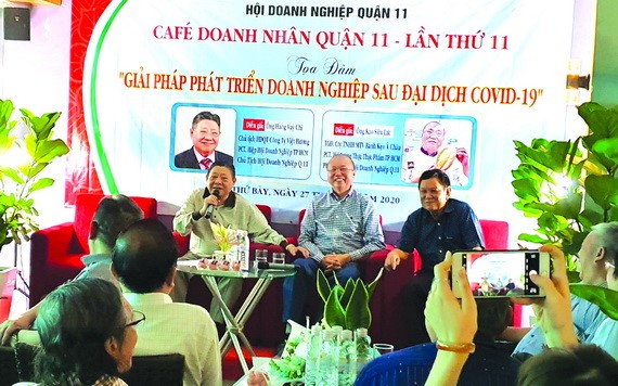 杭慰瑤先生(左)和高肇力先生(中)與各企業家交流。