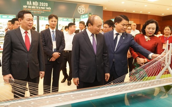 政府總理阮春福（中）參觀河內市成就展。（圖源：VGP）