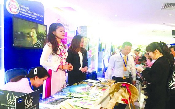 旅遊公司向客戶介紹新旅程。