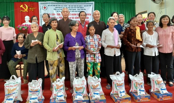 地方領導與慈善團代表向貧困同胞贈送禮物。