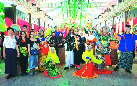 市各民族文學藝術協會所屬占婆族文學藝術分會參加表演占婆族同胞的婚禮節目。