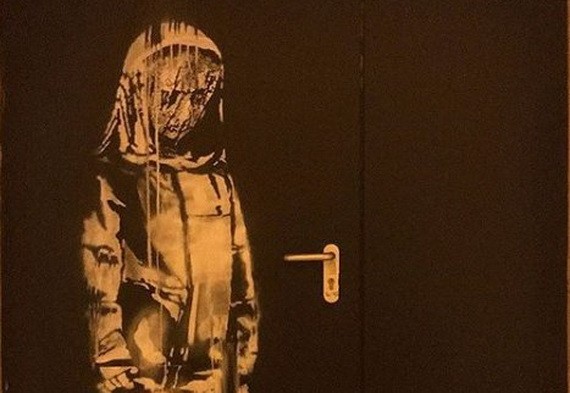 作品展現了一位頭戴面紗，低首沉吟，表情悲傷的女孩，表達了對恐襲遇難者的悼念之意。（圖源：互聯網）