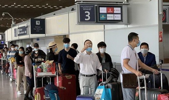 公民正辦理手續準備登機。（圖源：越通社）