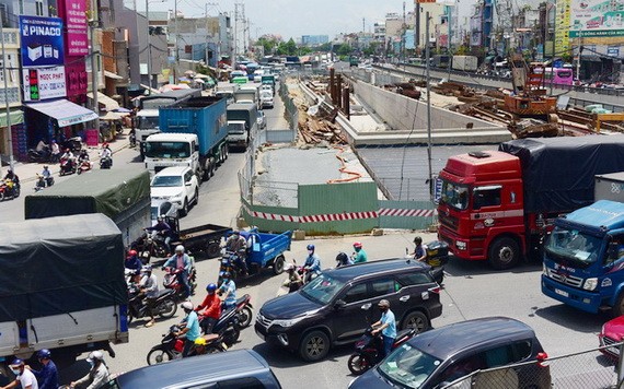 市交通運輸廳建議拓寬經常堵塞的２２號國道。