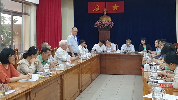 穗城會館理事長盧耀南向新聞媒體介紹各會館的元宵節特色。