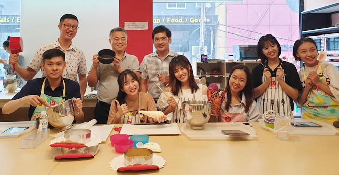 中文系大生參觀“自己做蛋糕烘培教室” ảnh 1