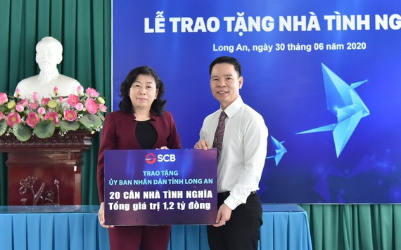 丁文成董事長(右)將善款轉交隆安省人委會代表。