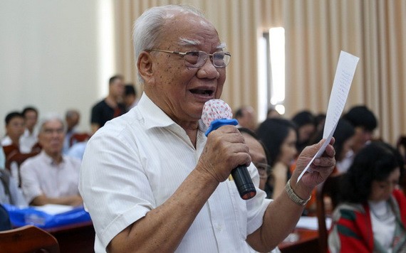 市越南祖國陣線委員會委員童文謙在會議上發表意見。（圖源：草黎）